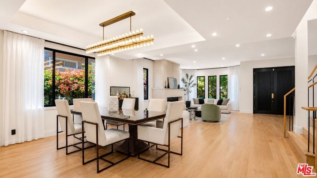 Image 7 of property listing at 447 S Almont Drive, Beverly Hills, CA 90211