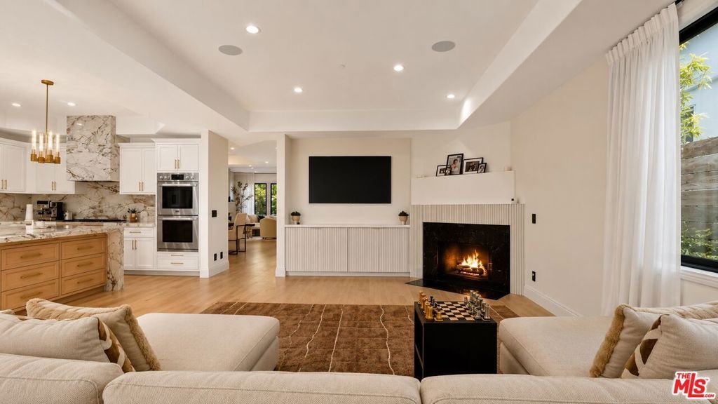 Image 9 of property listing at 447 S Almont Drive, Beverly Hills, CA 90211