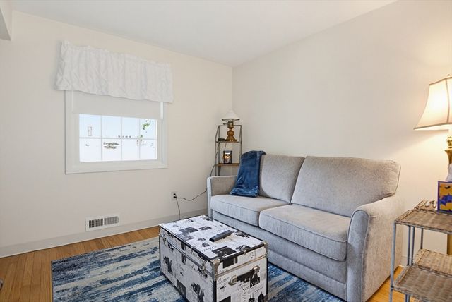 19 Glen Dr, Peabody, MA 01960