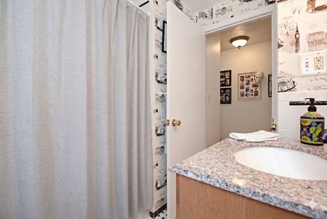 19 Glen Dr, Peabody, MA 01960