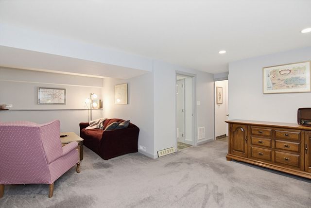 19 Glen Dr, Peabody, MA 01960