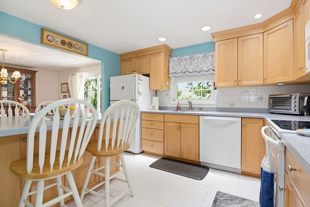 19 Glen Dr, Peabody, MA 01960