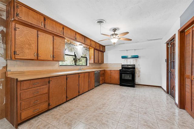 709 Queens Road, Pasadena, TX 77502