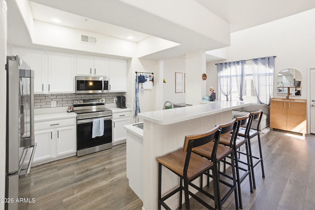 Image 2 of property listing at 3250 W GREENWAY Road 162, Phoenix, AZ 85053
