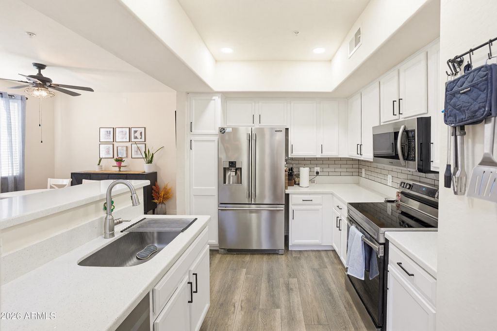 Image 4 of property listing at 3250 W GREENWAY Road 162, Phoenix, AZ 85053