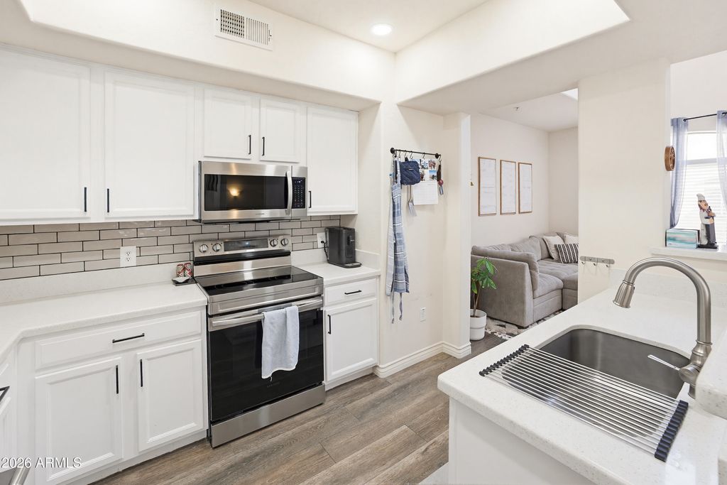 Image 5 of property listing at 3250 W GREENWAY Road 162, Phoenix, AZ 85053