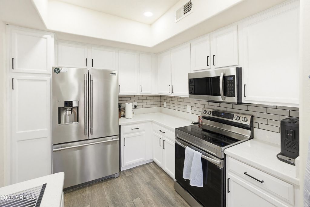 Image 6 of property listing at 3250 W GREENWAY Road 162, Phoenix, AZ 85053