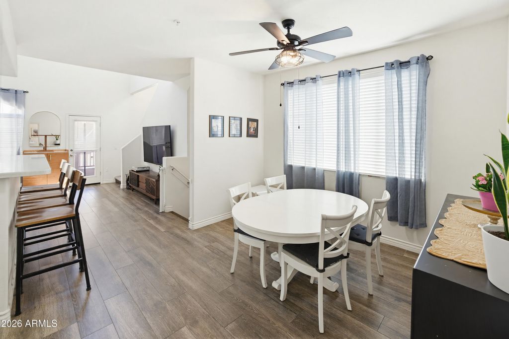 Image 9 of property listing at 3250 W GREENWAY Road 162, Phoenix, AZ 85053