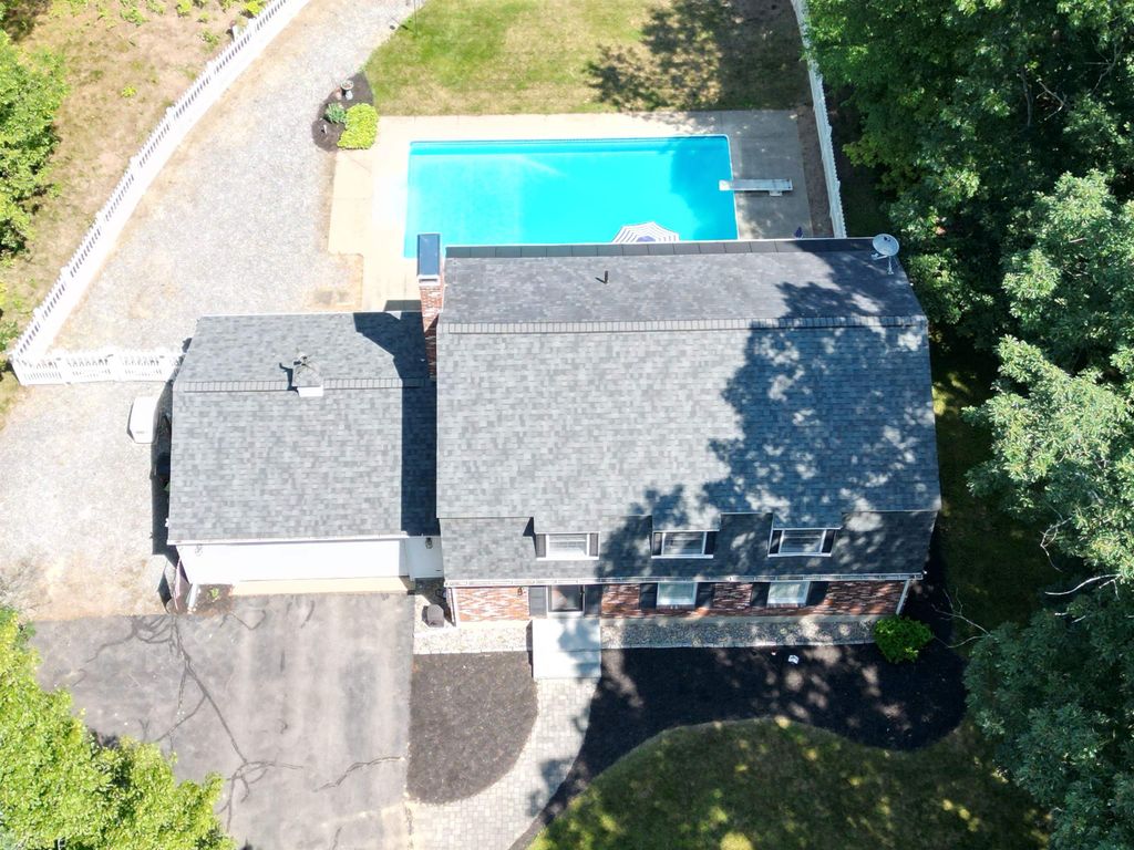30 Hillside Road, Kingston, NH 03848