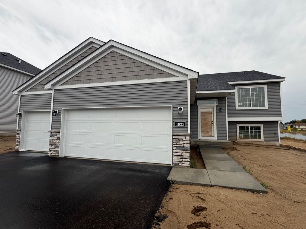 1923 Pierce Street S, Cambridge, MN 55008 — exterior