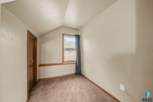 1708 W 22nd St, Sioux Falls, SD 57105