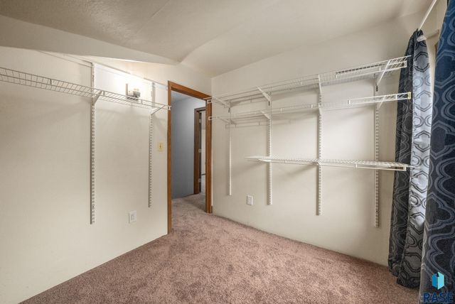 1708 W 22nd St, Sioux Falls, SD 57105