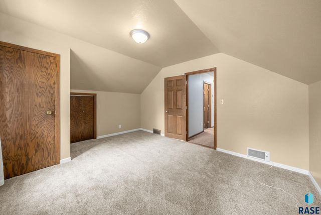 1708 W 22nd St, Sioux Falls, SD 57105