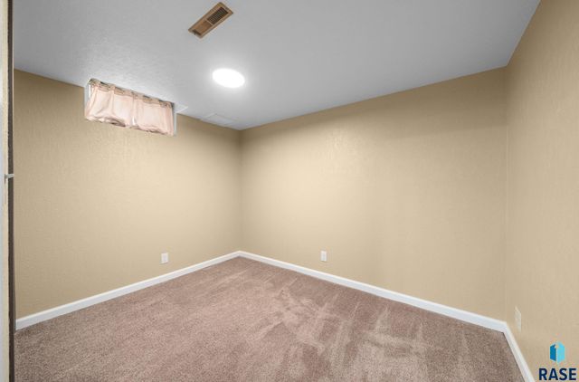 1708 W 22nd St, Sioux Falls, SD 57105
