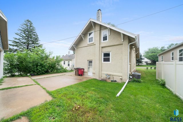 1708 W 22nd St, Sioux Falls, SD 57105
