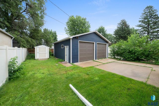 1708 W 22nd St, Sioux Falls, SD 57105