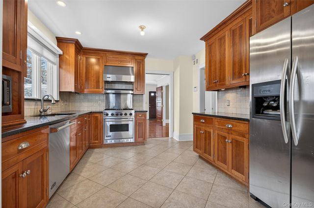 35 Birch Street, Locust Valley, NY 11560