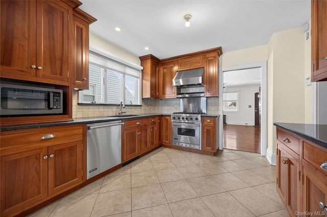 35 Birch Street, Locust Valley, NY 11560