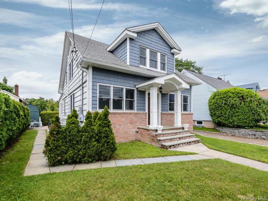 35 Birch Street, Locust Valley, NY 11560