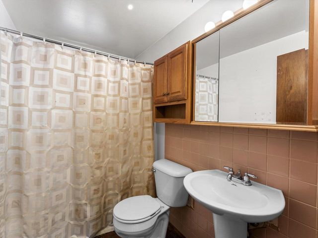 1604 Holly DRIVE, Manitowoc, WI 54220