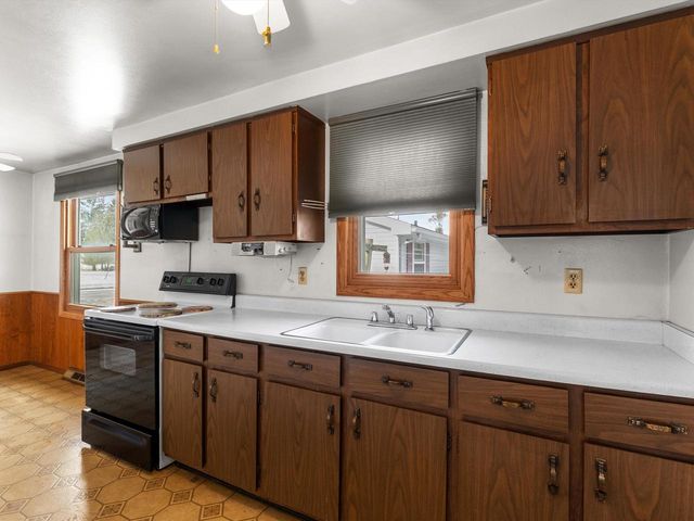 1604 Holly DRIVE, Manitowoc, WI 54220