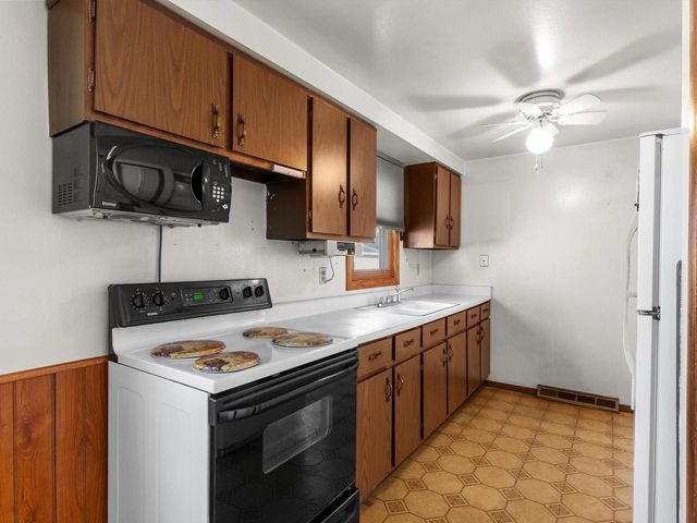 1604 Holly DRIVE, Manitowoc, WI 54220