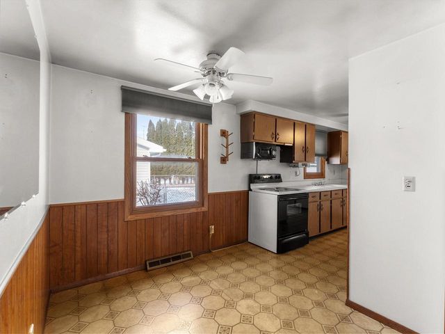 1604 Holly DRIVE, Manitowoc, WI 54220