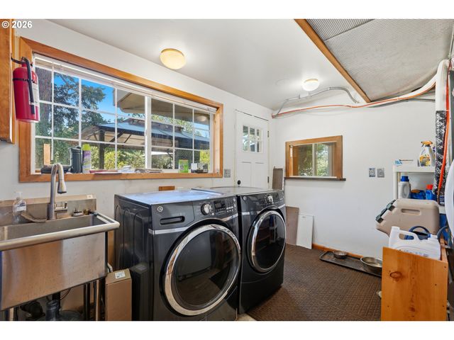 18121 S REDLAND Rd, Oregon City, OR 97045