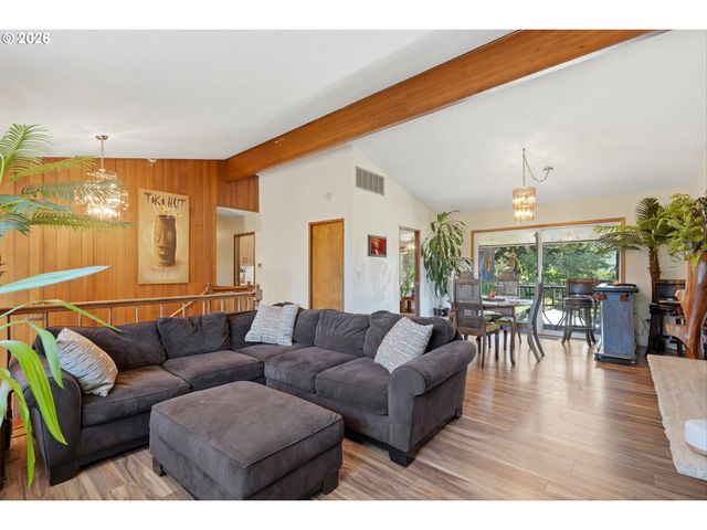 18121 S REDLAND Rd, Oregon City, OR 97045