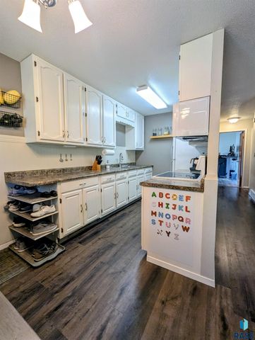 1013 S Harrington Cir Circle, Sioux Falls, SD 57103