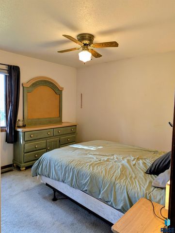 1013 S Harrington Cir Circle, Sioux Falls, SD 57103