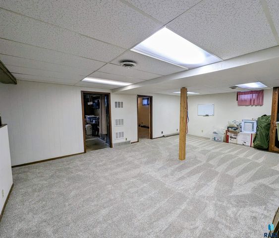 1013 S Harrington Cir Circle, Sioux Falls, SD 57103