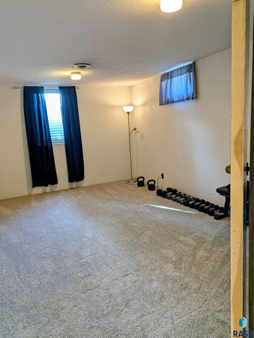 1013 S Harrington Cir Circle, Sioux Falls, SD 57103