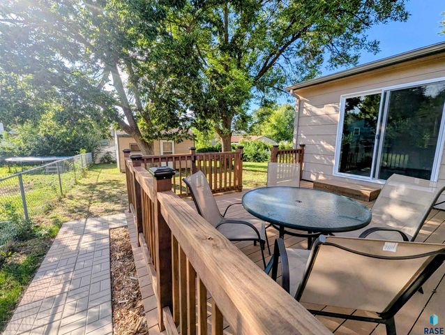 1013 S Harrington Cir Circle, Sioux Falls, SD 57103