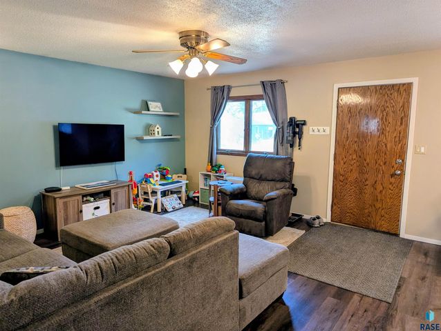 1013 S Harrington Cir Circle, Sioux Falls, SD 57103