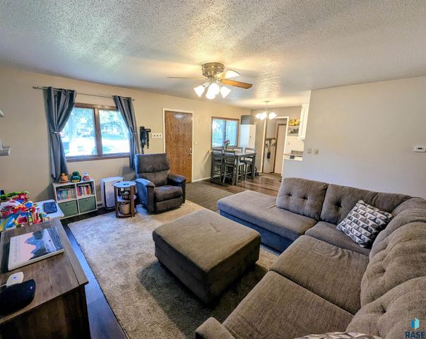 1013 S Harrington Cir Circle, Sioux Falls, SD 57103