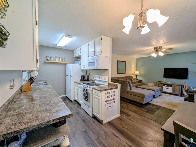 1013 S Harrington Cir Circle, Sioux Falls, SD 57103