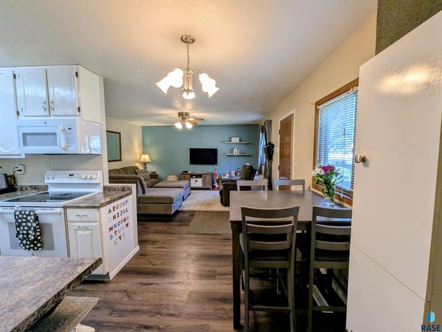1013 S Harrington Cir Circle, Sioux Falls, SD 57103