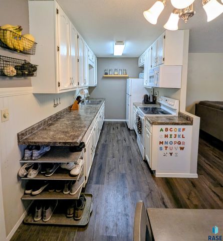 1013 S Harrington Cir Circle, Sioux Falls, SD 57103