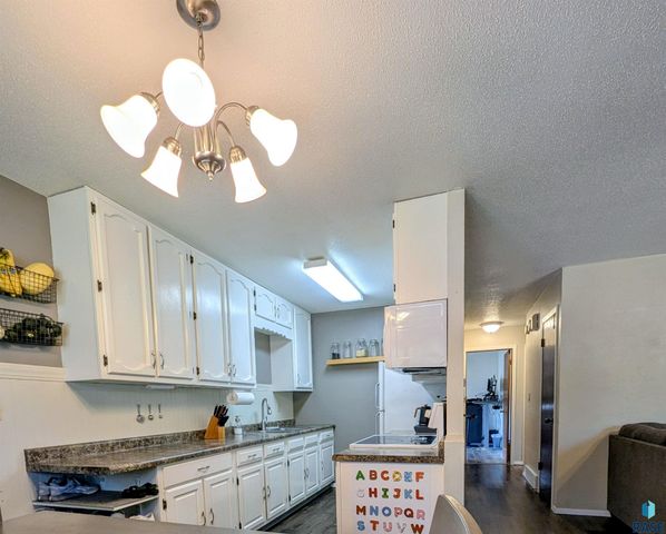 1013 S Harrington Cir Circle, Sioux Falls, SD 57103