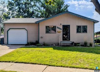 1013 S Harrington Cir Circle, Sioux Falls, SD 57103