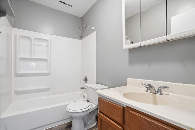 1052 Daniels Street NE, Cedar Rapids, IA 52402