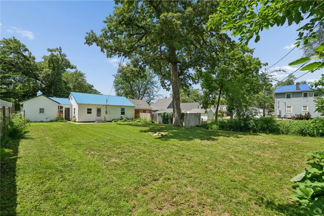 1052 Daniels Street NE, Cedar Rapids, IA 52402