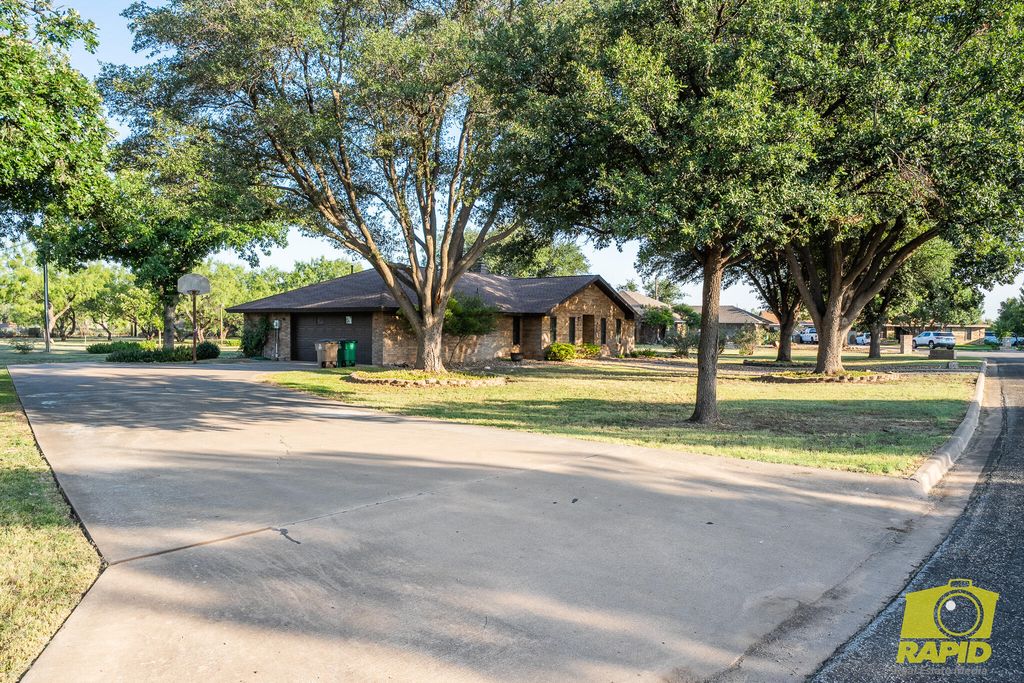 Image 4 of property listing at 5417 Briarwood Circle, San Angelo, TX 76903