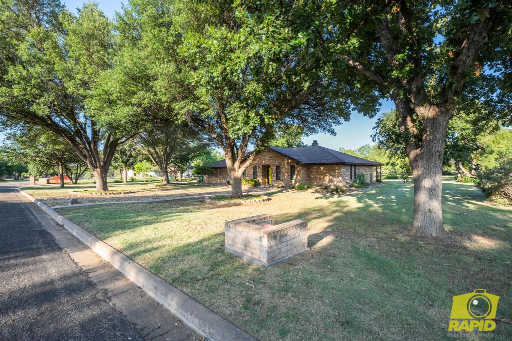 Image 5 of property listing at 5417 Briarwood Circle, San Angelo, TX 76903