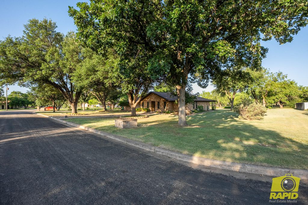 Image 6 of property listing at 5417 Briarwood Circle, San Angelo, TX 76903