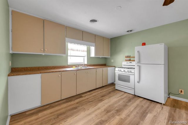 5223 Allen Road, Allen Park, MI 48101