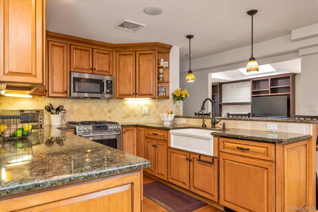 84 Derby Avenue, Greenlawn, NY 11740