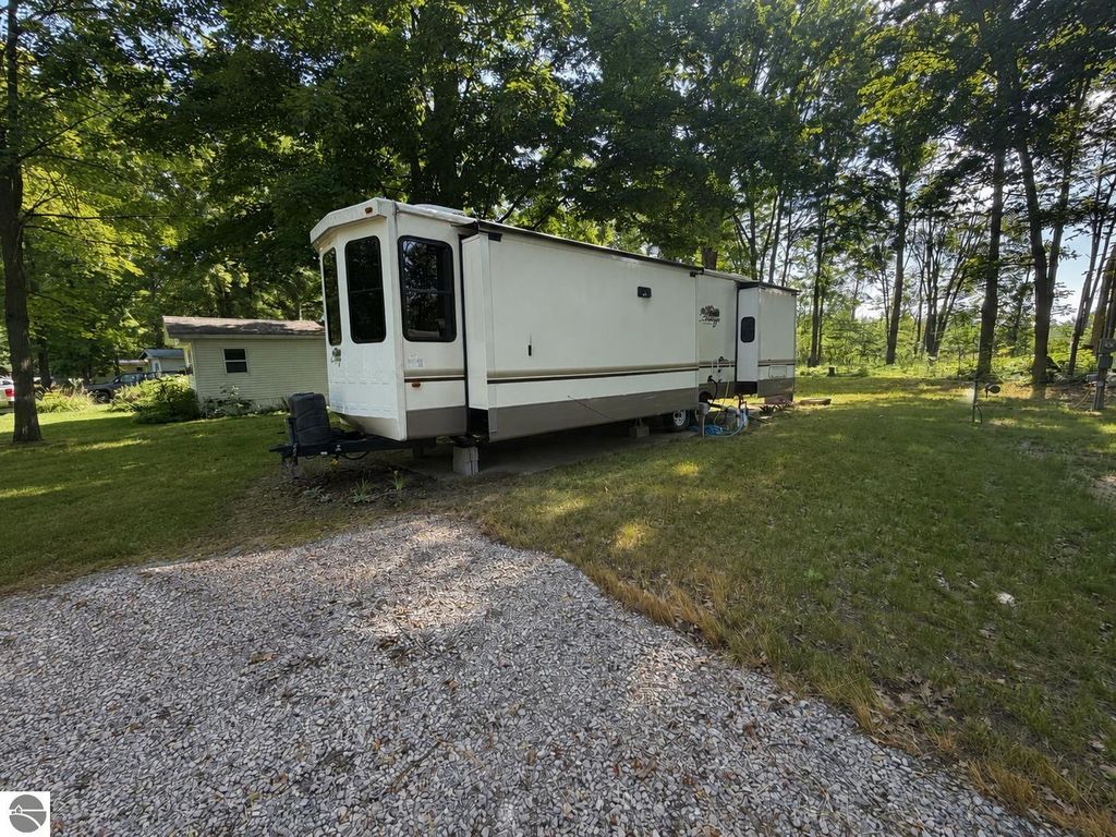 Image 7 of property listing at 7667 Windoga Lake Drive, Weidman, MI 48893