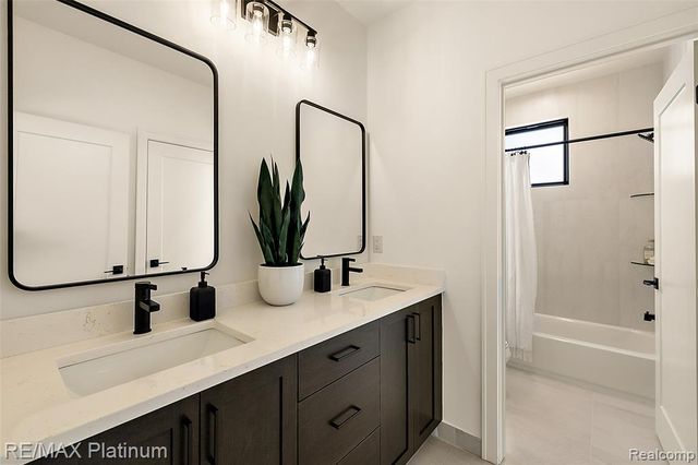 52921 Royal Park Avenue, Shelby Twp, MI 48315